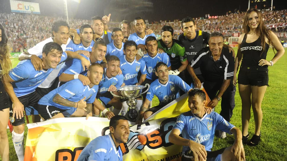 UNA COSTUMBRE. Los jugadores de Atlético festejan la obtención de la cuarta copa consecutiva ante su clásico rival. LA GACETA / ANTONIO FERRONI