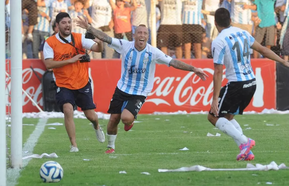 VUELO GANADOR. Garnier festejó el gol que le marcó a Santamarina en diciembre pasado. Hoy quiere repetir. la gaceta / foto de héctor perlta (archivo)