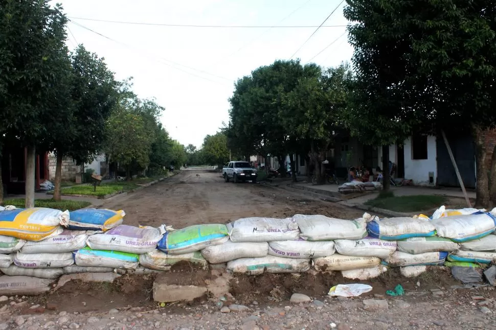 BATALLA. Vecinos cerraron calles, en los barrios 9 de Julio y Escaba, pensando que así podrán detener desbordes. fotos de héctor gallo (especial para la gaceta)