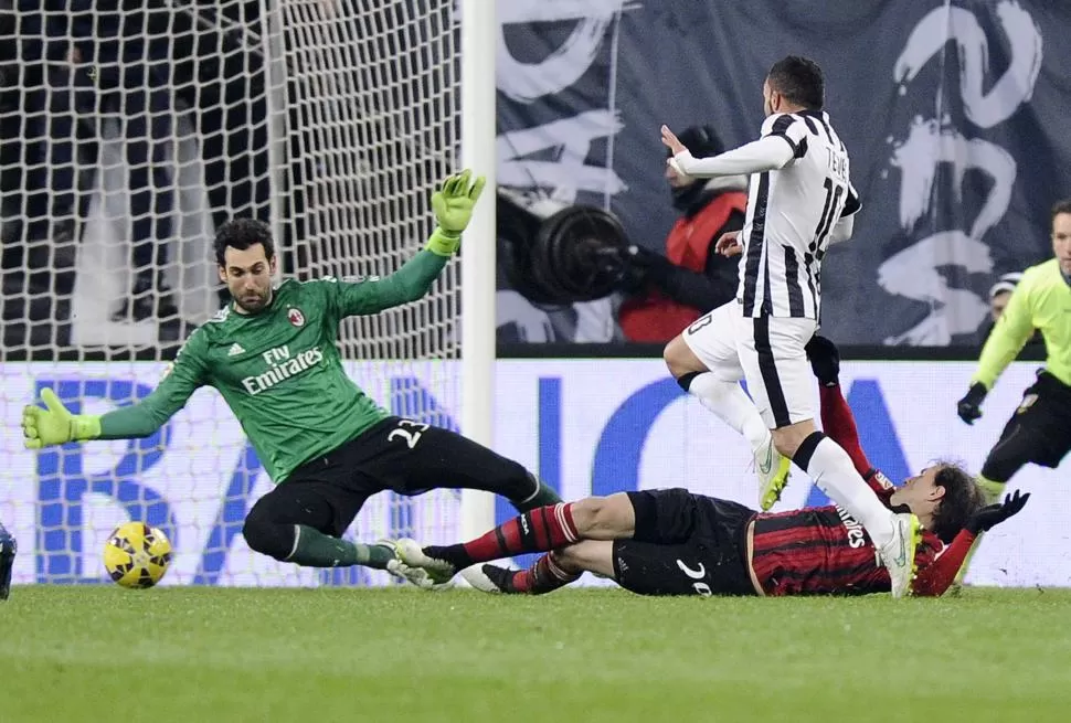 VA ADENTRO. Tevez ya mandó la pelota por abajo del arquero para el 1-0. reuters