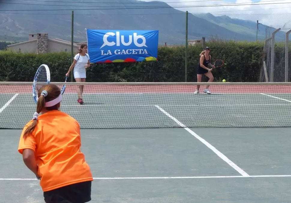 DESDE EL FONDO. Los dos equipos de Tafí del Valle mostraron un gran nivel en la primera jornada y avanzaron a semifinales, donde chocarán con Marcos Paz y Raco A. la gaceta / fotos de osvaldo ripoll