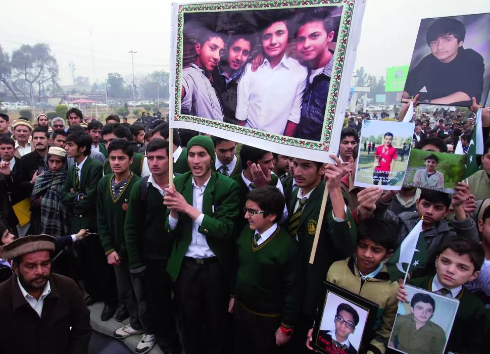 KABUL. Se suceden las marchas por los estudiantes fallecidos en un ataque. reuters