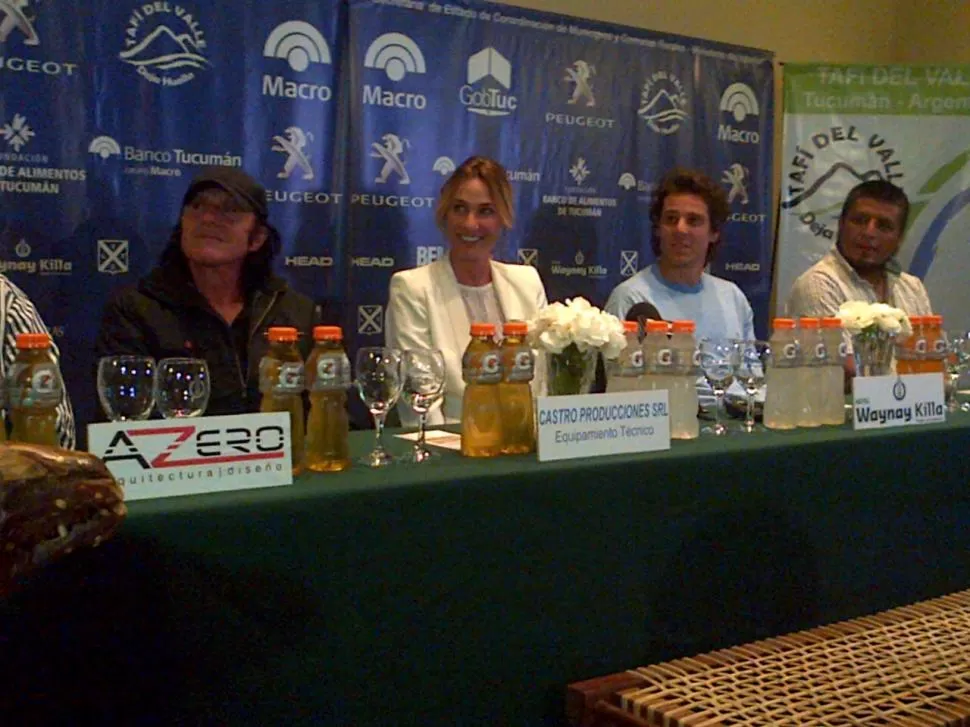 PROTAGONISTAS. La modelo Lara Bernasconi, madrina del Banco de Alimentos, junto a Guillermo Vilas y Gastón Gaudio. LA GACETA / FOTO DE MARIANA APUD