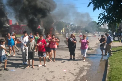Vecinos cortan Juan B. Justo en reclamo por falta de agua