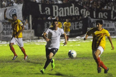 El Cuervo goleó a Mitre y sueña con el ascenso