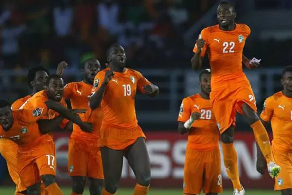 Didier Drogba celebró como un hincha frente al TV de su casa