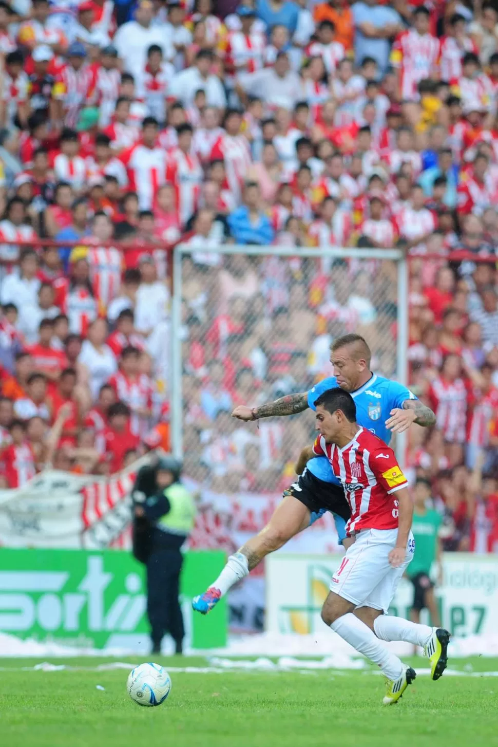 BATALLA CONSTANTE. Garnier, que se corrió todo pero no contó con el apoyo de Miguel Julio, se adelanta al “santo” Viotti. la gaceta / foto de diego aráoz