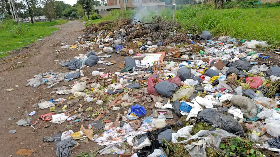 POSTAL RECURRENTE. Esta imagen ha sido tomada en una ciudad que es admirada por su entorno natural. Hoy, la basura se pudre en las calles. la gaceta/fotos de franco vera