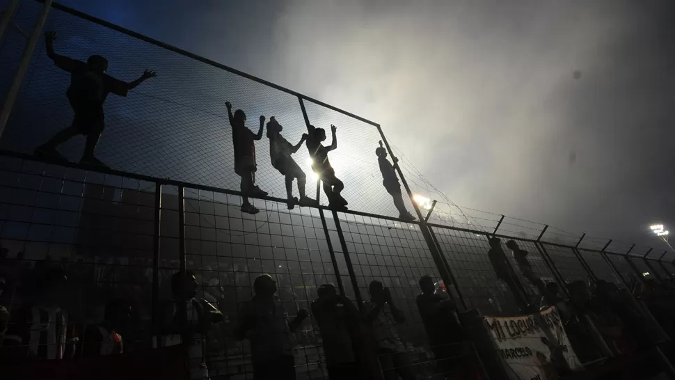 EL PUBLICO, LO MEJOR. La hinchada de San Martín volvió a demostrar su lealtad. Llenó el estadio y alentó a los pibes. LA GACETA / DIEGO ARAOZ