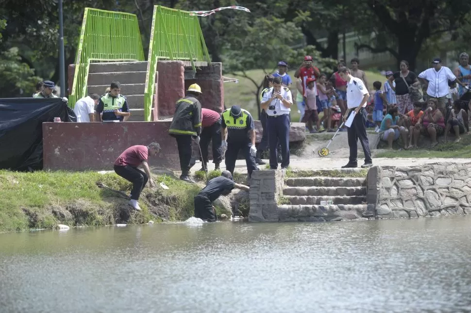 TAREA CONJUNTA. Policía y Bomberos trabajaron ordenadamente para retirar el cadáver de la víctima. la gaceta / foto de franco vera