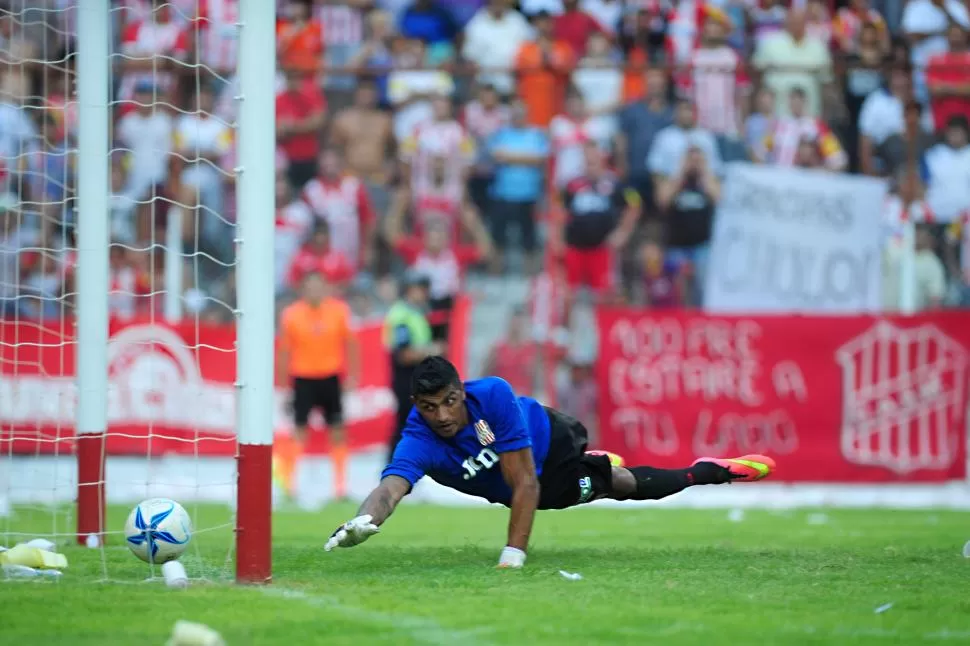 EL CAMINO DE LA VICTORIA. El remate de “Pulguita”, tras desviarse en Bossio, ingresa lentamente al arco de Carrera. Fue el tanto del 1-0 para el “decano”. la gaceta / foto de diego aráoz 