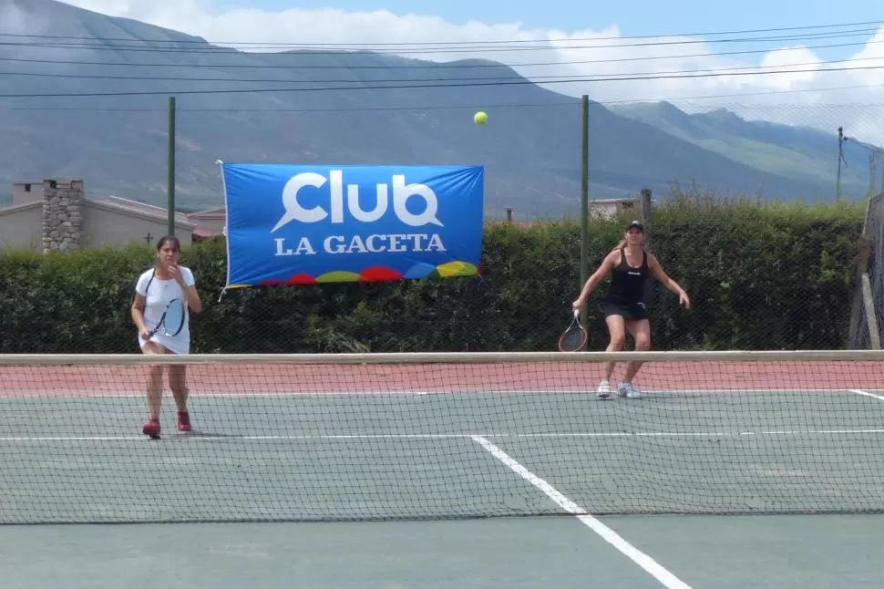 MATCH POINT. El tenis fue una de las disciplinas de las Olimpíadas Intervillas. Los equipos de Tafí del Valle fueron los ganadores en Dobles Damas y Dobles Mixto. LA GACETA / FOTO DE OSVALDO RIPOLL