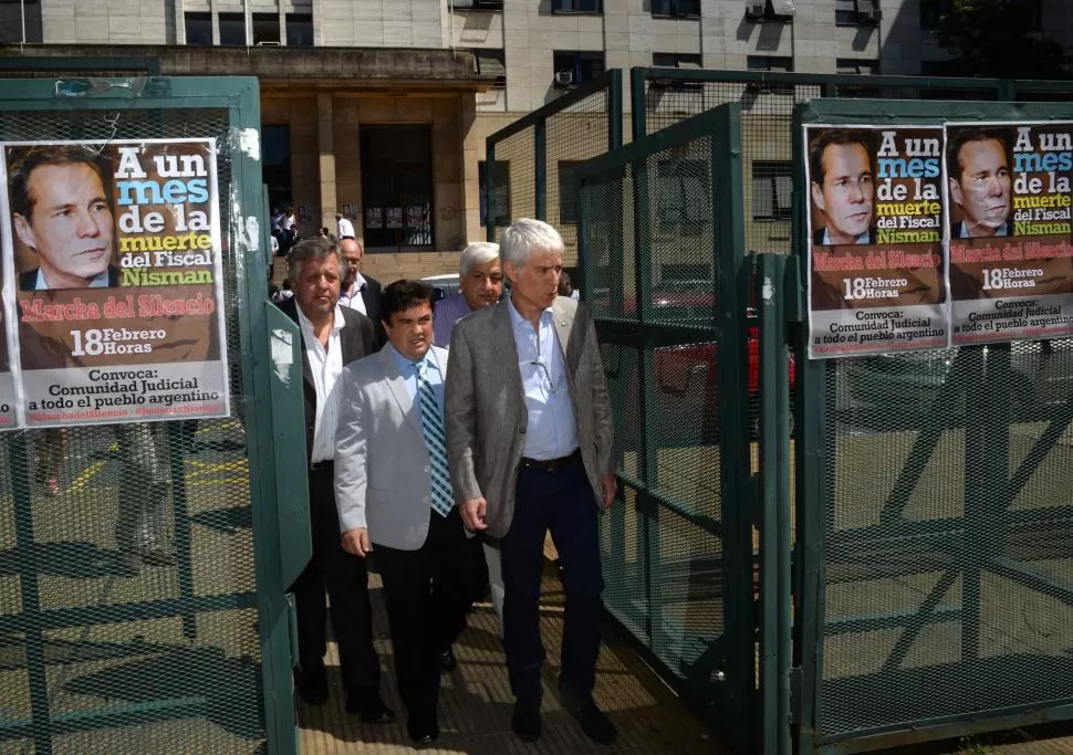 JUNTOS. Los fiscales Stornelli, Marijuan y Sáenz, y Piumato, el sindicalista de los judiciales, atendieron el viernes a la prensa fuera del Palacio de Tribunales. dyn