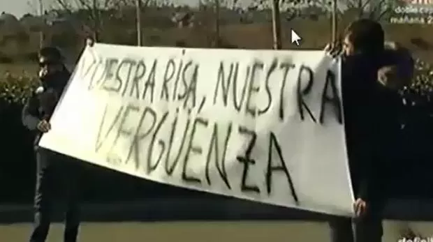 MOLESTOS. Hinchas de Real Madrid se acercaron hacia el predio del club para expresar su enojo, rubricado en una bandera que critica a Cristiano Ronaldo y compañía. Es que en la noche del 0-4 con Atlético Madrid, “CR7” festejó su cumpleaños. IMAGEN DE VIDEO