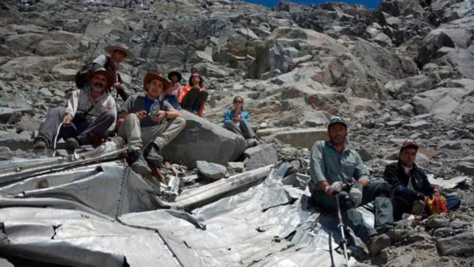 MEDIO SIGLO DESPUÉS. Los rescatistas chilenos armaron una gruta improvisada en el lugar. FOTO TOMADA DE CLARÍN