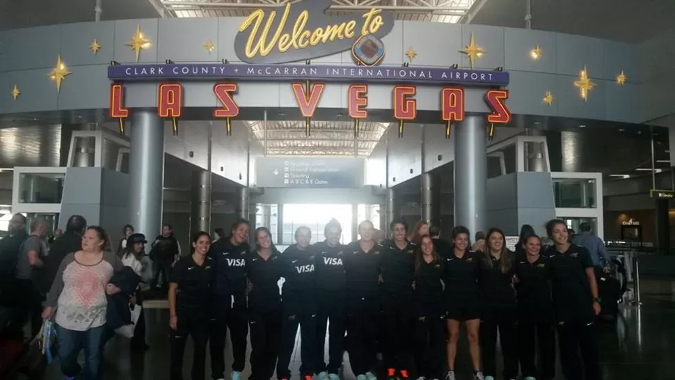 PURA ALEGRÍA. Las chicas posaron en el aeropuerto de Las Vegas. FOTO TOMADA DE HANDOFFWEB.COM