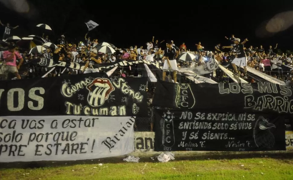 NO FALTÓ NADA NI NADIE. Cientos de hinchas dijeron presente en el estadio de Concepción FC y lo adornaron con sus trapos históricos para alentar sin parar. LA GACETA / FOTOS DE OSVALDO RIPOLL