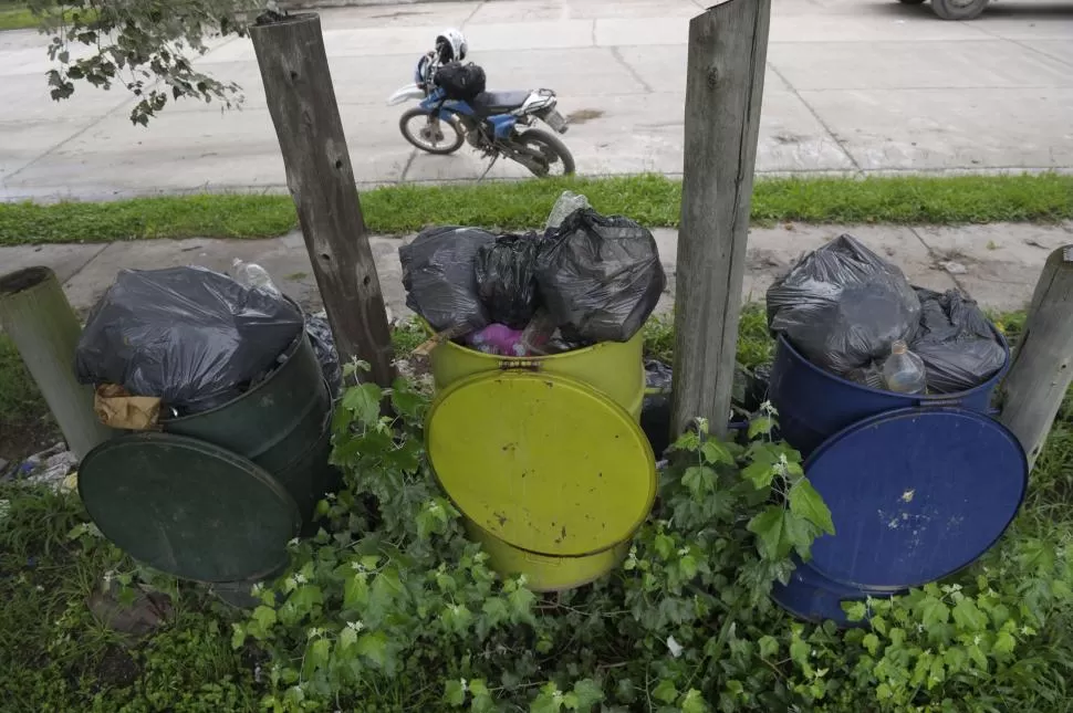 CESTOS DESBORDADOS. La irregularidad en la recolección de residuos inunda con basura las calles. LA GACETA / FOTO DE FRANCO VERA