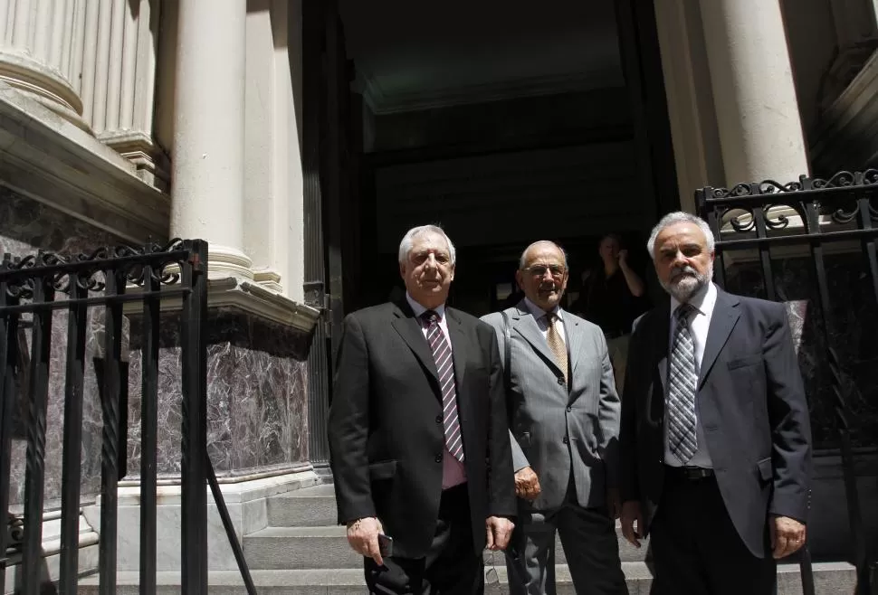 EN EL CENTRAL. Diego Pérez Santiesteban (derecha), junto con dos directivos de CIRA, antes de la reunión. dyn