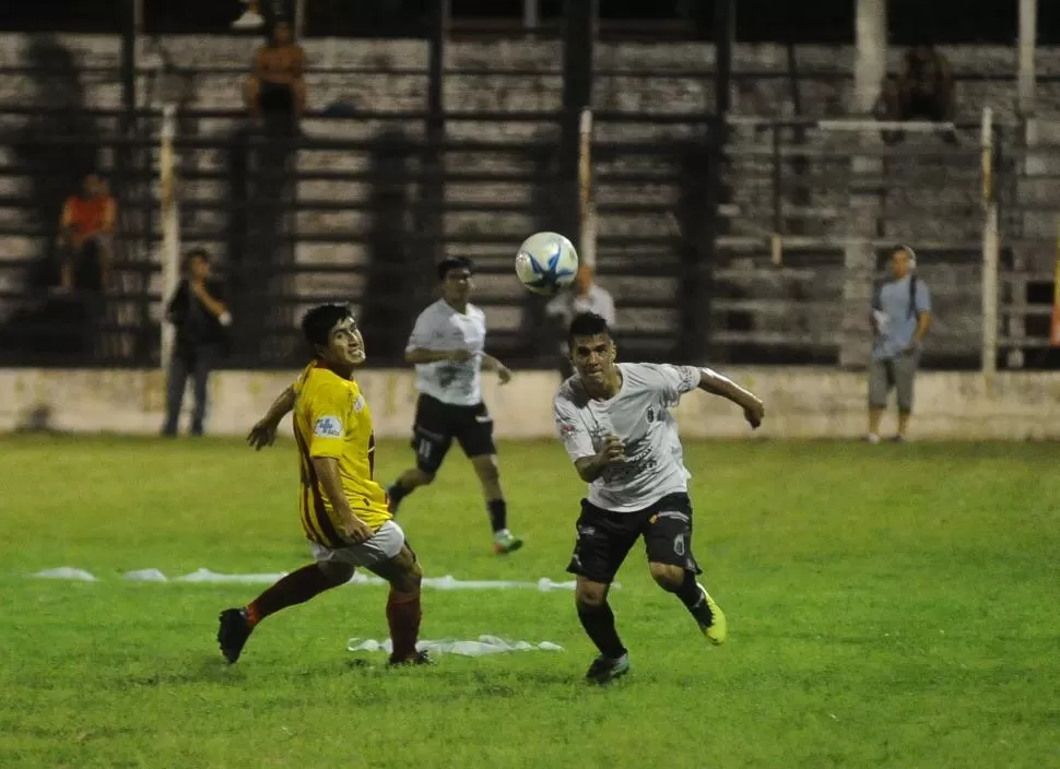 CON TODA LA POTENCIA. Nicolás Roldán, que acaba de eludir a un rival salteño, hace un enorme esfuerzo para tratar de quedarse con la pelota. LA GACETA / FOTO DE OSVALDO RIPOLL