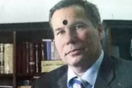 El punto sobre la frente de Nisman fue insertado tras la impresión