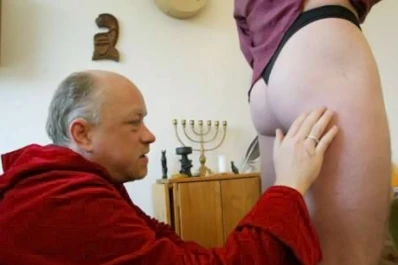 Insólito: un hombre asegura leer el futuro tocando la cola de la gente