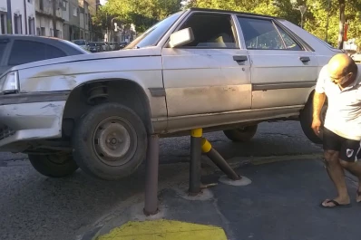 Lo encandiló el sol y su auto quedó colgado