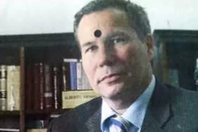 El punto sobre la frente de Nisman fue insertado tras la impresión