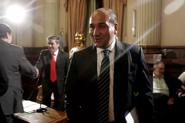 Los holdouts embisten contra 14 funcionarios