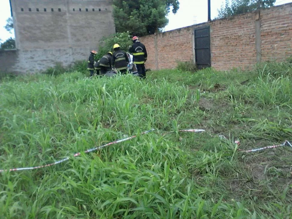 REVISIÓN. Médicos de la Policía realizan la primera pericia al cuerpo. la gaceta / foto de soledad nucci