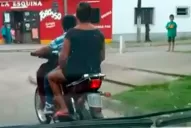 Permitió que un chico de apenas 12 años condujera una moto