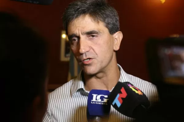 Yedlin anunció que se endurecerán los controles en los ingresos de los hospitales