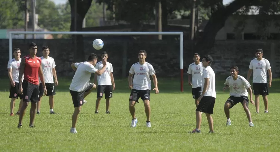 ENCHUFADOS. Los delanteros Gonzalo Rodríguez e Iván Agudiak serán claves para las aspiraciones de ascenso de San Martín. la gaceta / foto de franco vera (archivo)