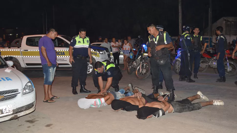 DETENIDOS. Los delincuentes fueron apresados después de una larga persecusión. FOTO GENTILEZA DE GLADYS TEBES