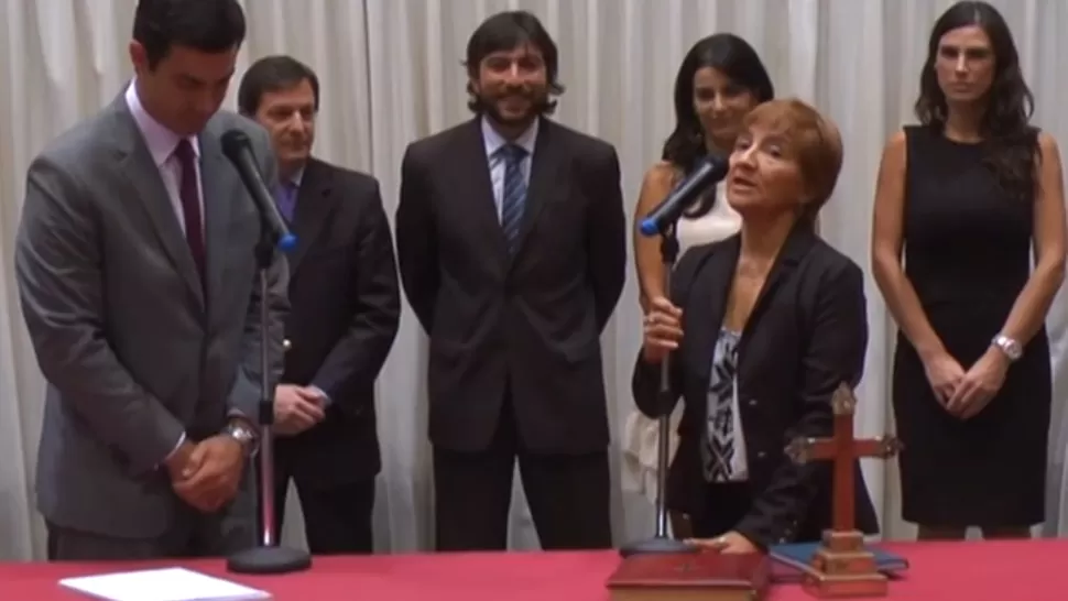 ASUNCIÓN. Urtubey le tomó juramento a la nueva secretaria de Nutrición salteña, Gladys Pernas. CAPTURA DE VIDEO
