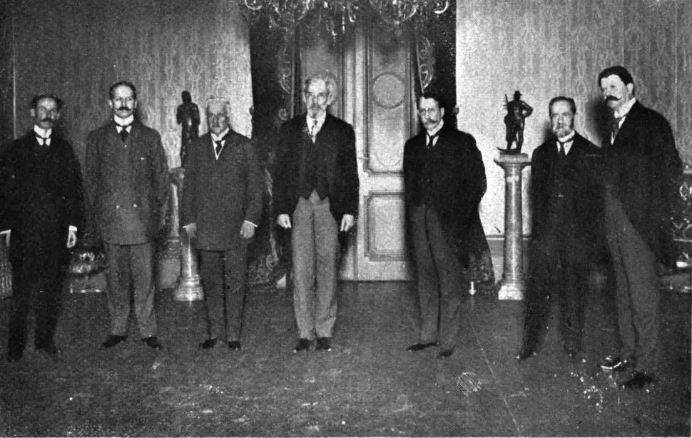 COMISIÓN NACIONAL DEL CENTENARIO. Desde la izquierda, Joaquín de Anchorena, el gobernador de Tucumán, Ernesto Padilla; Norberto Quirno Costa, Miguel Ortiz, José Figueroa Alcorta, Brígido Terán y Manuel de Iriondo, en 1915 la gaceta / archivo