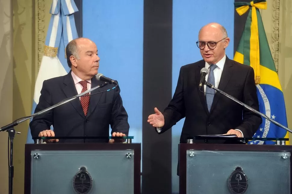 TRAS EL ENCUENTRO. El canciller argentino, Héctor Timerman, con su par de Brasil, Mauro Viera, ofrecieron una conferencia de prensa. reuters