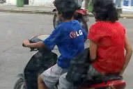 Fotografiaron a otro chico manejando una moto junto a un adulto