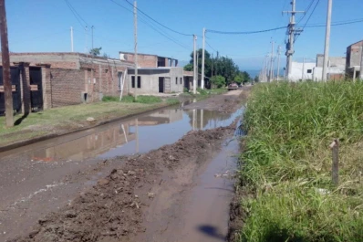 Un caño roto generó una laguna en una calle de Alderetes