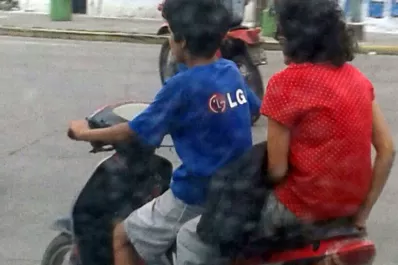 Fotografiaron a otro chico manejando una moto junto a un adulto
