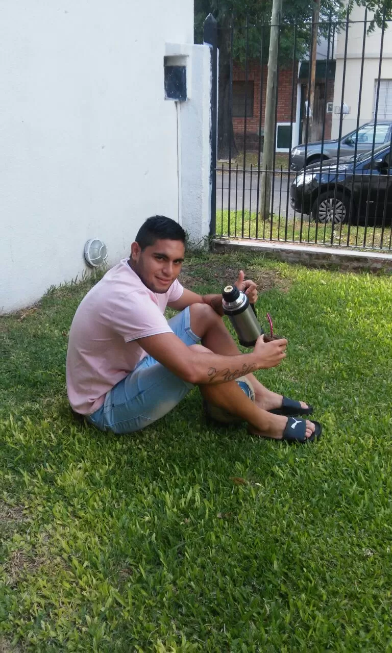 EN SU SALSA. Distaulo disfruta del mate y la pelota, ayer, en el patio frontal de la casa de su tío en el Gran Buenos Aires. foto gentileza / alejo distaulo