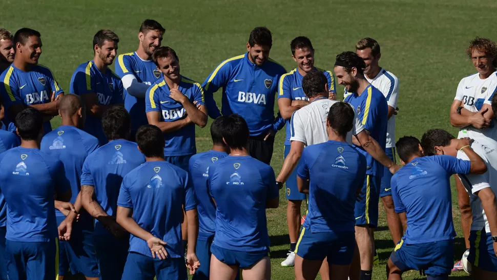 BIENVENIDA. El plantel de Boca recibió al goleador llegado desde Inter de Italia. DYN