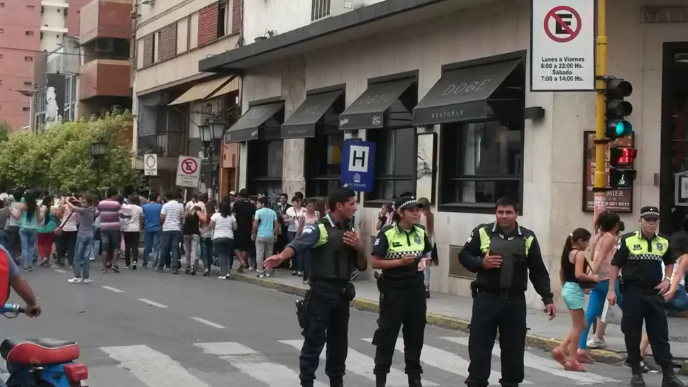 CAOS VEHICULAR. La protesta congestionó la calle Crisóstomo Álvarez. FOTO ENVIADA POR UN LECTOR