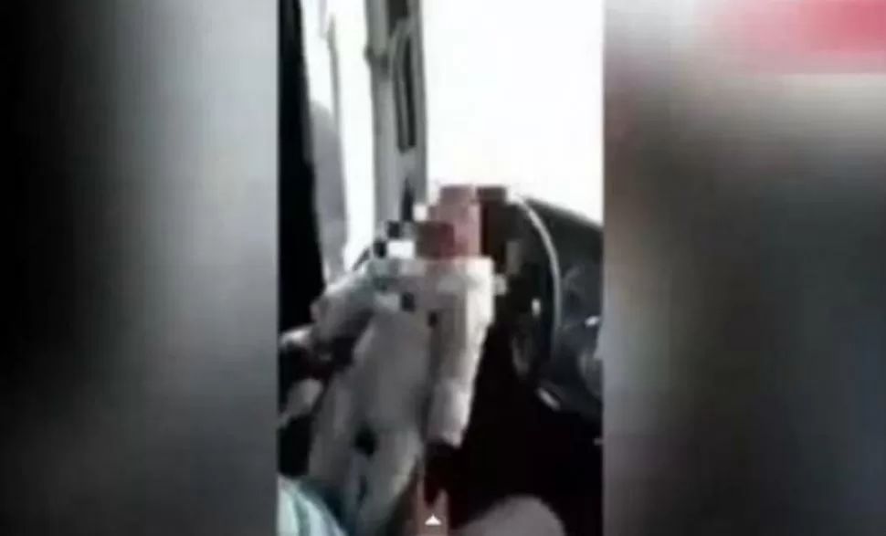 Increíble: un hombre ató del volante a su bebé de un año y se filmó
