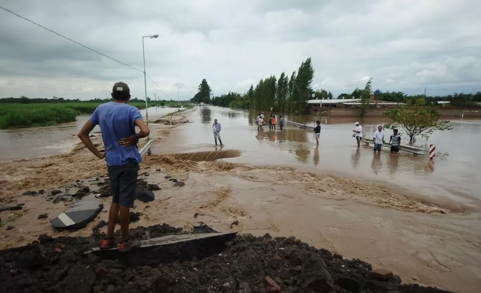 EL RÍO CHICO INUNDÓ LA RUTA 38. El jueves la ruta tuvo que ser destruida a la altura del barrio Santa Rosa de Aguilares para drenar las aguas. la gaceta / foto de osvaldo ripoll (archivo)