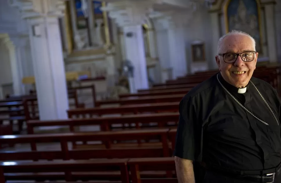 PASTOR. Monseñor Villalba posa en la parroquia de la Santa Cruz. la gaceta / FOTO DE J. OLMOS SGROSSO