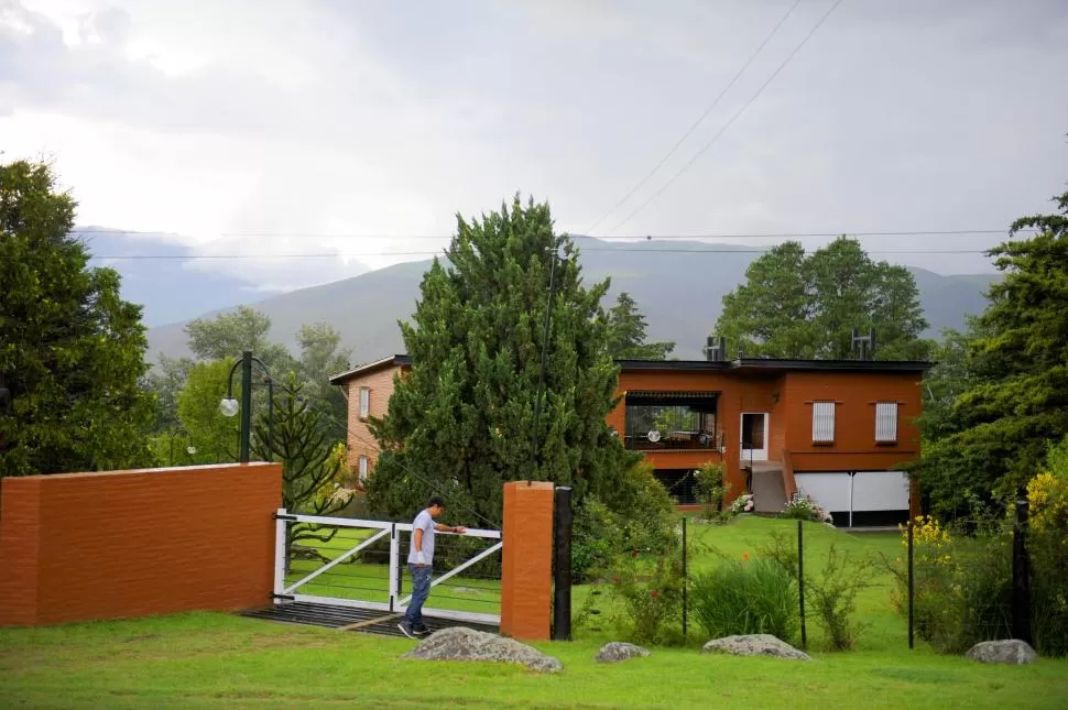 CASA SAADE (Sacriste). Ubicada en la zona de La Quebradita, se destaca por una galería puente vidriada que funciona como una sala de estar con una hermosa vista al lago La Angostura. LA GACETA / FOTO DE ÁLVARO MEDINA