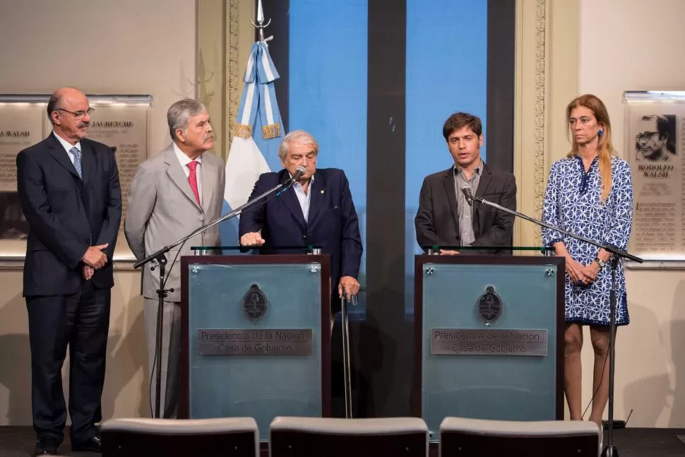 MESA DE DIÁLOGO. Tomada, De Vido, Méndez (UIA), Kicillof y Giorgi, en la conferencia de prensa que se organizó luego del encuentro entre las partes. dyn