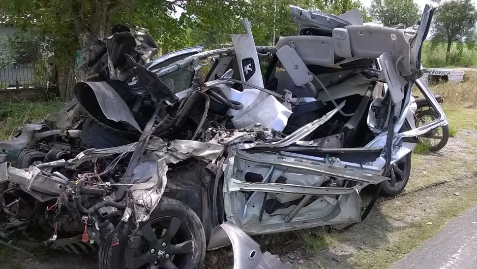 HIERROS RETORCIDOS. El conductor del auto fuer internado en el Hospital Padilla gravemente herido. IMÁGENES ENVIADAS POR LOS LECTORES