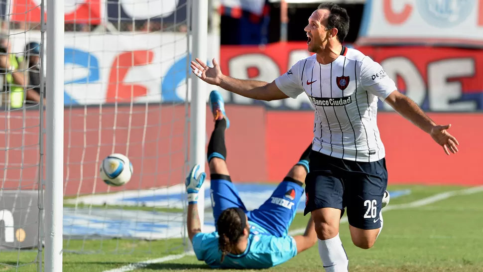 CON EL PIE DERECHO. Matos marcó el camino para la victoria de San Lorenzo. DYN